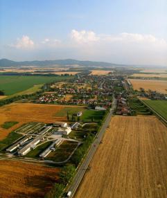 Obec Hrušovany z vtáčej perspektívy v roku 2008 Obec Hrušovany z vtáčej perspektívy v roku 2008