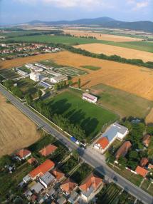 Obec Hrušovany z vtáčej perspektívy v roku 2008 Obec Hrušovany z vtáčej perspektívy v roku 2008