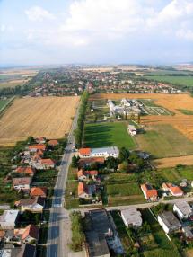 Obec Hrušovany z vtáčej perspektívy v roku 2008 Obec Hrušovany z vtáčej perspektívy v roku 2008