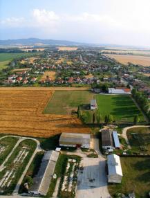 Obec Hrušovany z vtáčej perspektívy v roku 2008 Obec Hrušovany z vtáčej perspektívy v roku 2008