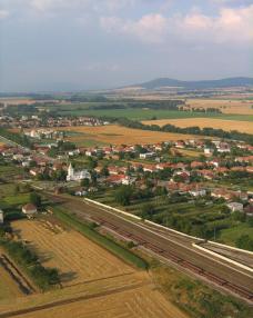 Obec Hrušovany z vtáčej perspektívy v roku 2008 Obec Hrušovany z vtáčej perspektívy v roku 2008