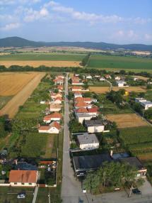 Obec Hrušovany z vtáčej perspektívy v roku 2008 Obec Hrušovany z vtáčej perspektívy v roku 2008