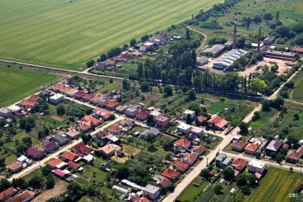 Obec Hrušovany z vtáčej perspektívy v roku 2013 Obec Hrušovany z vtáčej perspektívy v roku 2013