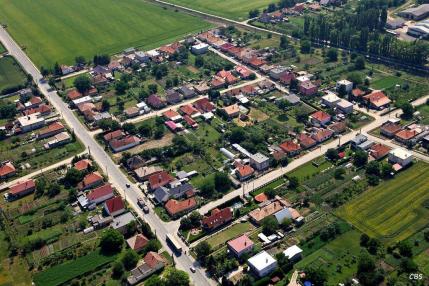 Obec Hrušovany z vtáčej perspektívy v roku 2013 Obec Hrušovany z vtáčej perspektívy v roku 2013