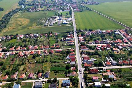 Obec Hrušovany z vtáčej perspektívy v roku 2013 Obec Hrušovany z vtáčej perspektívy v roku 2013