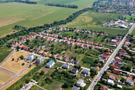 Obec Hrušovany z vtáčej perspektívy v roku 2013 Obec Hrušovany z vtáčej perspektívy v roku 2013