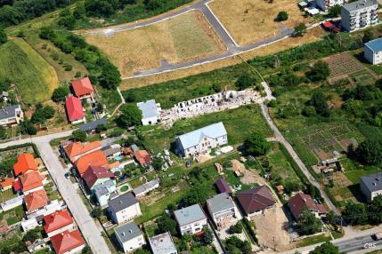 Obec Hrušovany z vtáčej perspektívy v roku 2013 Obec Hrušovany z vtáčej perspektívy v roku 2013