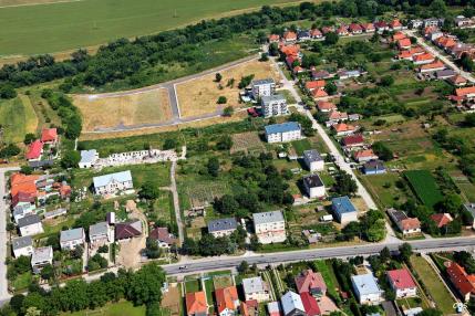 Obec Hrušovany z vtáčej perspektívy v roku 2013 Obec Hrušovany z vtáčej perspektívy v roku 2013