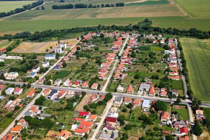 Obec Hrušovany z vtáčej perspektívy v roku 2013 Obec Hrušovany z vtáčej perspektívy v roku 2013