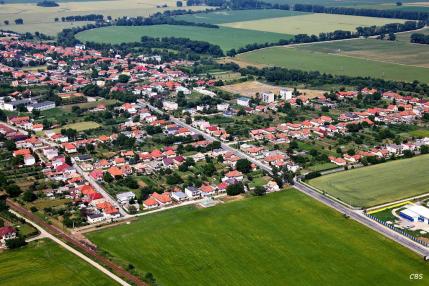 Obec Hrušovany z vtáčej perspektívy v roku 2013 Obec Hrušovany z vtáčej perspektívy v roku 2013
