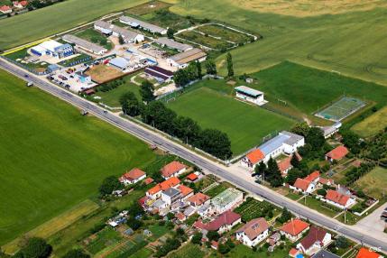 Obec Hrušovany z vtáčej perspektívy v roku 2013 Obec Hrušovany z vtáčej perspektívy v roku 2013