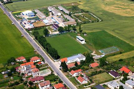 Obec Hrušovany z vtáčej perspektívy v roku 2013 Obec Hrušovany z vtáčej perspektívy v roku 2013