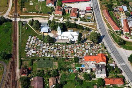 Obec Hrušovany z vtáčej perspektívy v roku 2013 Obec Hrušovany z vtáčej perspektívy v roku 2013