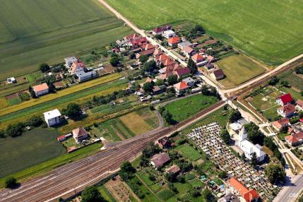 Obec Hrušovany z vtáčej perspektívy v roku 2013 Obec Hrušovany z vtáčej perspektívy v roku 2013