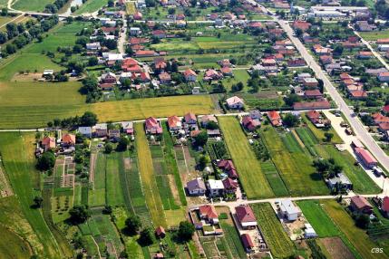 Obec Hrušovany z vtáčej perspektívy v roku 2013 Obec Hrušovany z vtáčej perspektívy v roku 2013