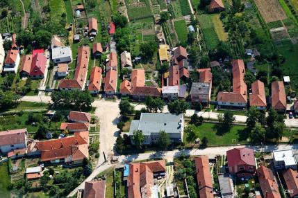 Obec Hrušovany z vtáčej perspektívy v roku 2013 Obec Hrušovany z vtáčej perspektívy v roku 2013