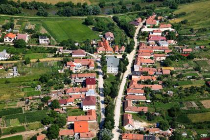 Obec Hrušovany z vtáčej perspektívy v roku 2013 Obec Hrušovany z vtáčej perspektívy v roku 2013
