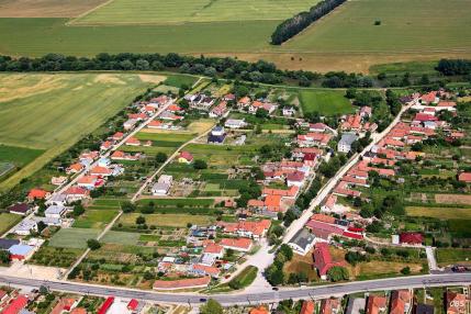 Obec Hrušovany z vtáčej perspektívy v roku 2013 Obec Hrušovany z vtáčej perspektívy v roku 2013