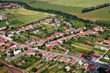 Obec Hrušovany z vtáčej perspektívy v roku 2013 Obec Hrušovany z vtáčej perspektívy v roku 2013