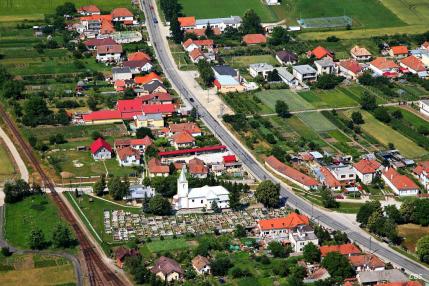 Obec Hrušovany z vtáčej perspektívy v roku 2013 Obec Hrušovany z vtáčej perspektívy v roku 2013