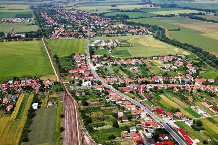 Obec Hrušovany z vtáčej perspektívy v roku 2013 Obec Hrušovany z vtáčej perspektívy v roku 2013